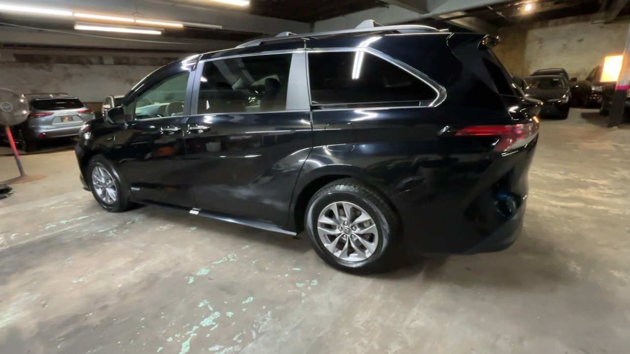 2021 Toyota Sienna XLE 10