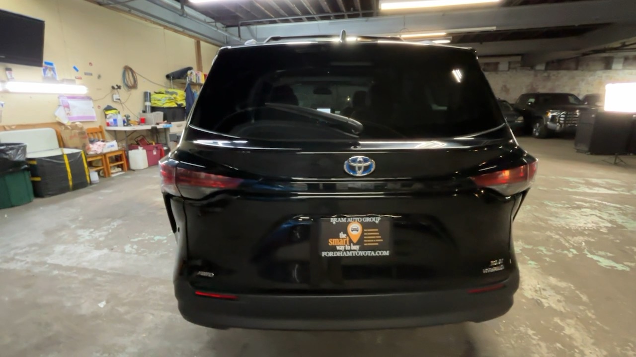 2021 Toyota Sienna XLE 11