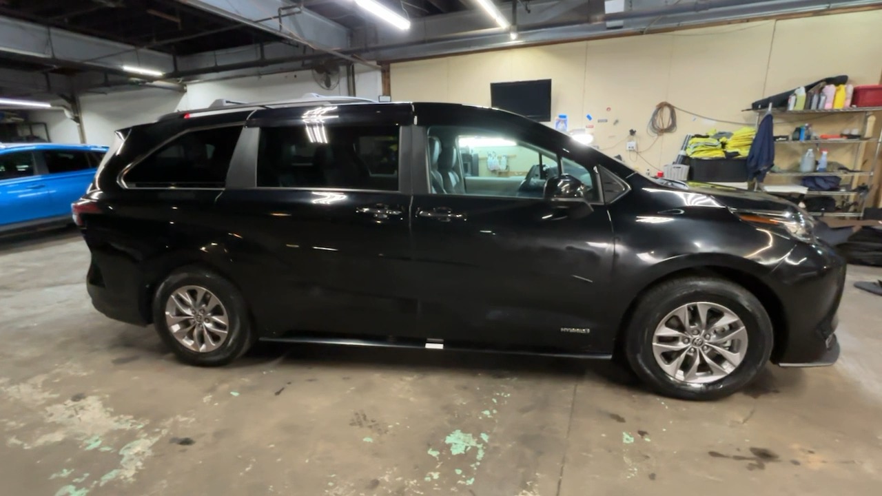 2021 Toyota Sienna XLE 12