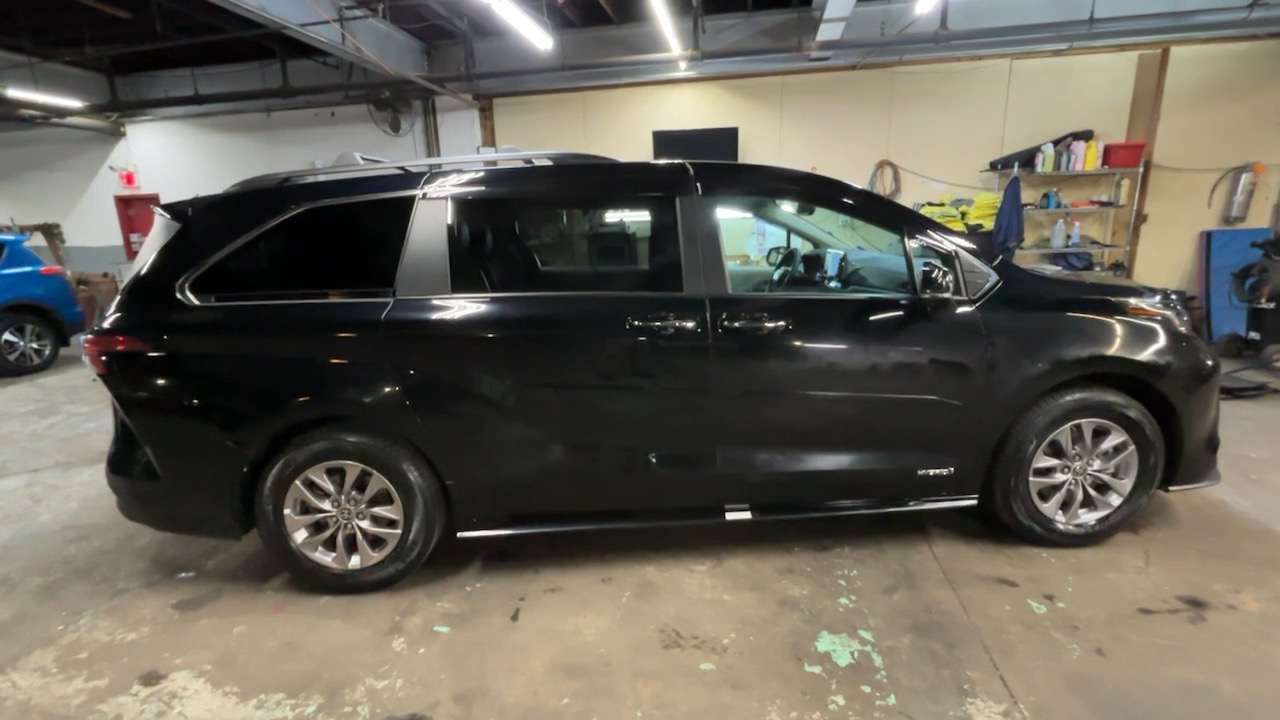 2021 Toyota Sienna XLE 13