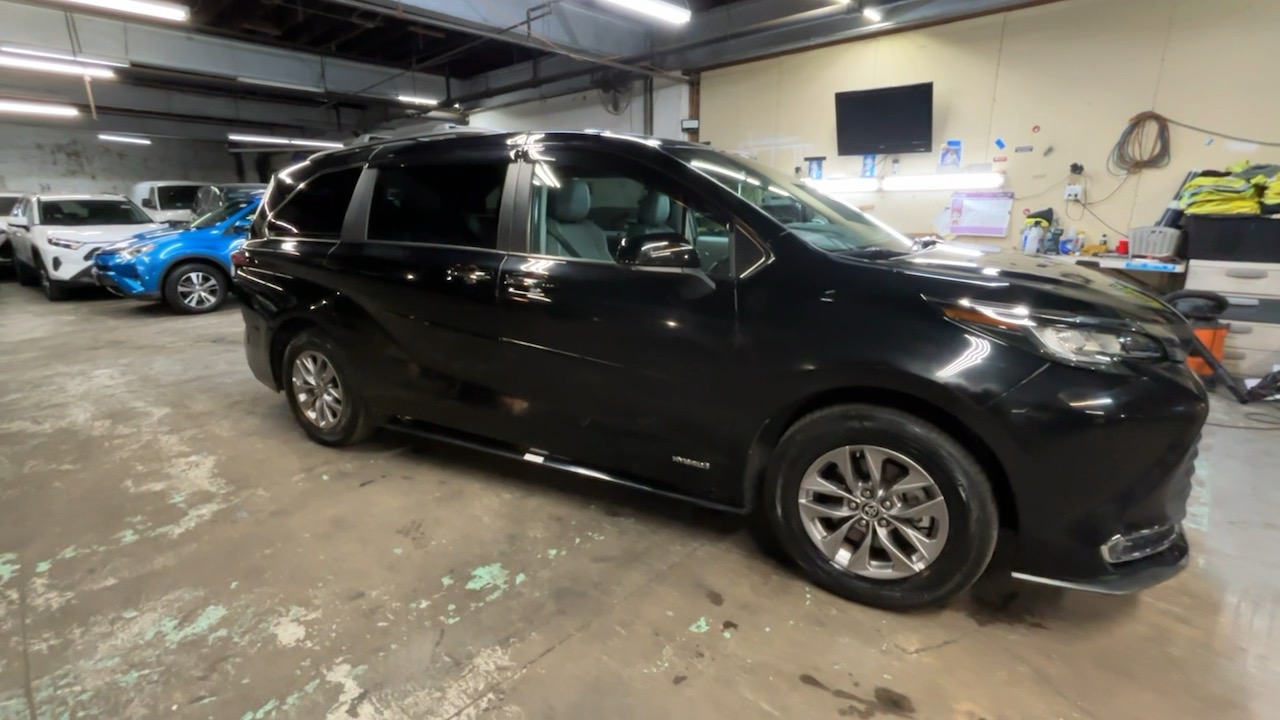 2021 Toyota Sienna XLE 14