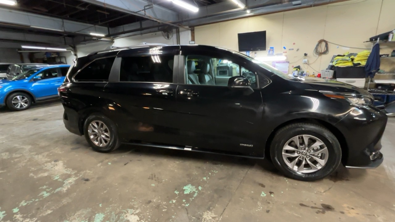 2021 Toyota Sienna XLE 15