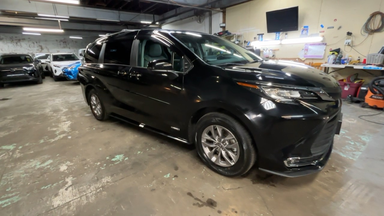 2021 Toyota Sienna XLE 16