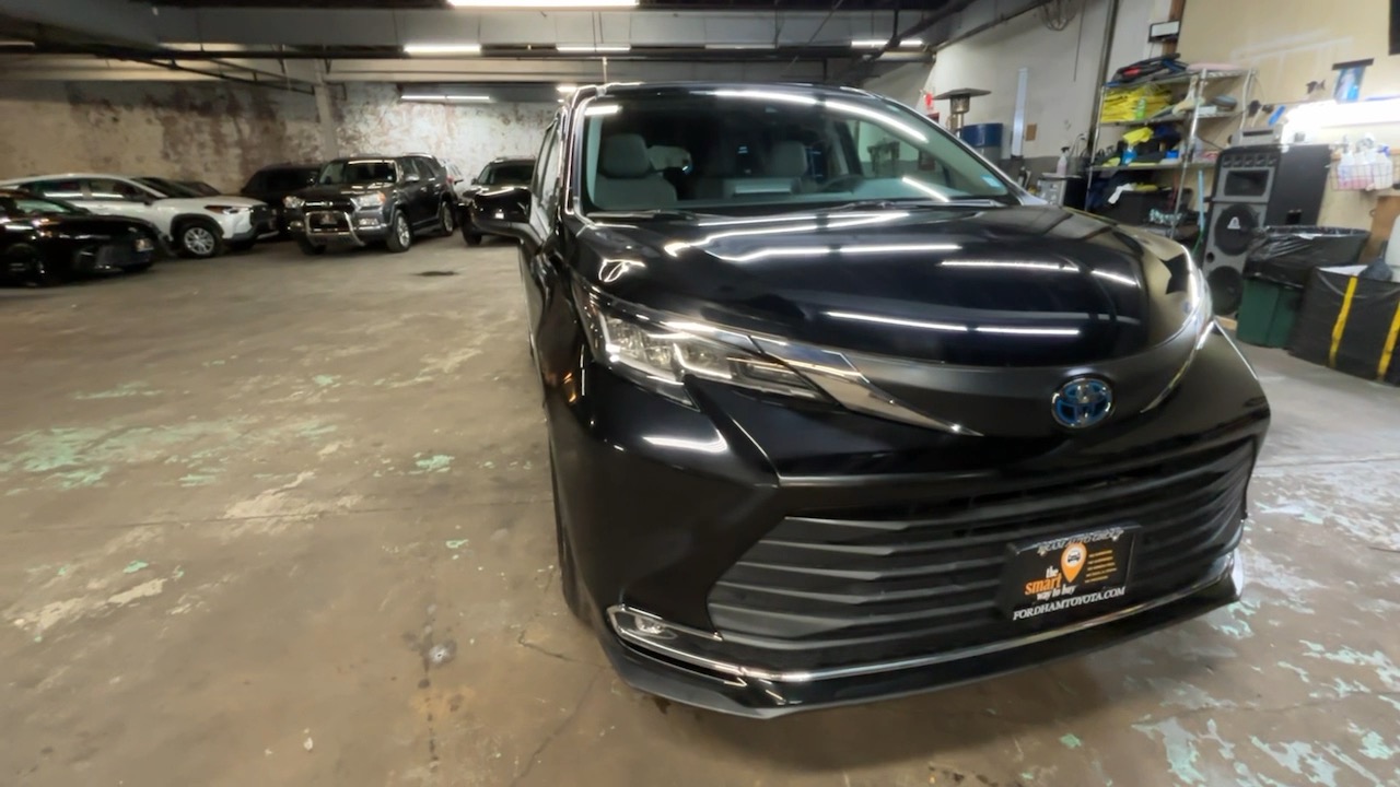 2021 Toyota Sienna XLE 18