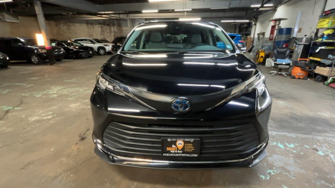 2021 Toyota Sienna XLE 19