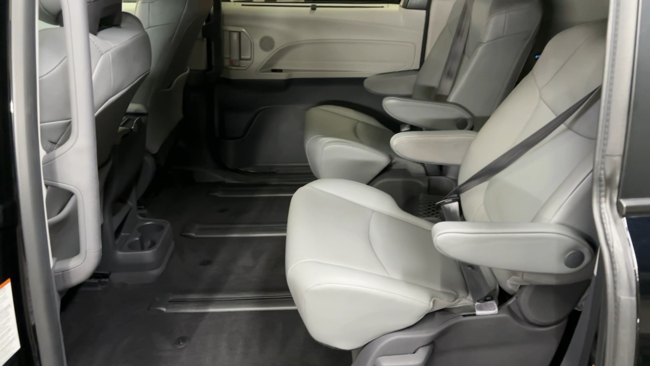 2021 Toyota Sienna XLE 22