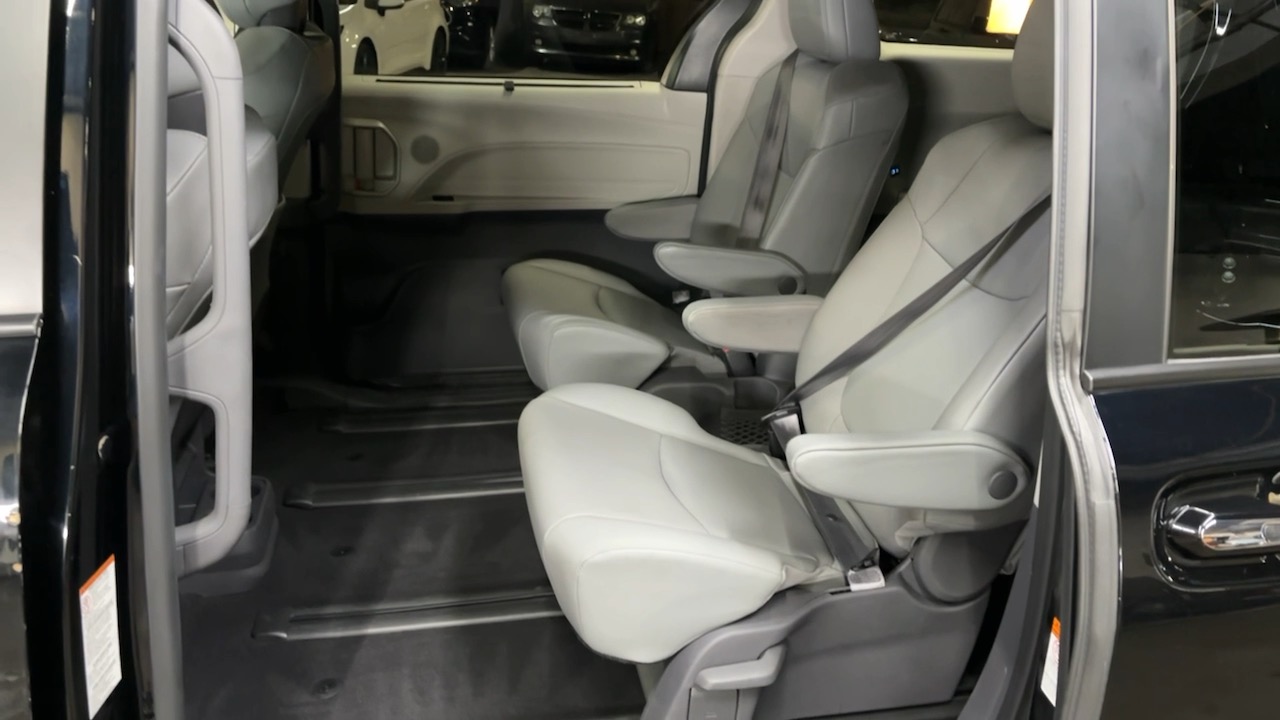 2021 Toyota Sienna XLE 23