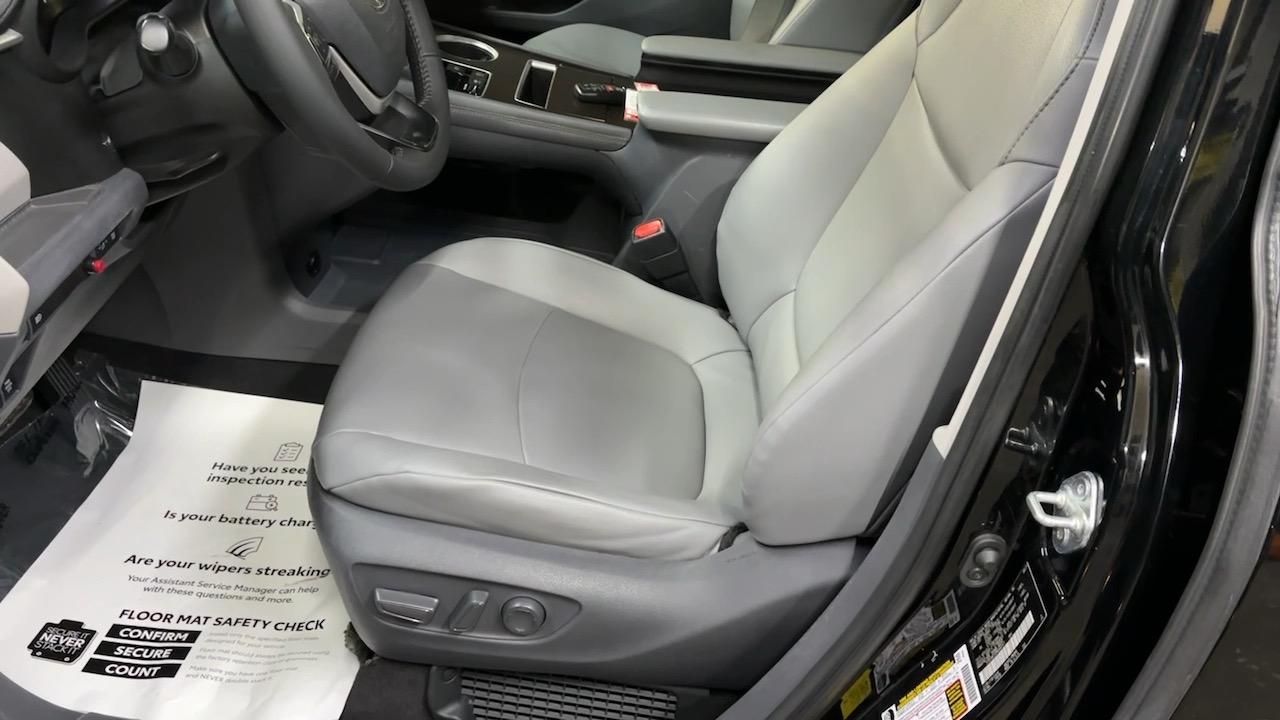 2021 Toyota Sienna XLE 31