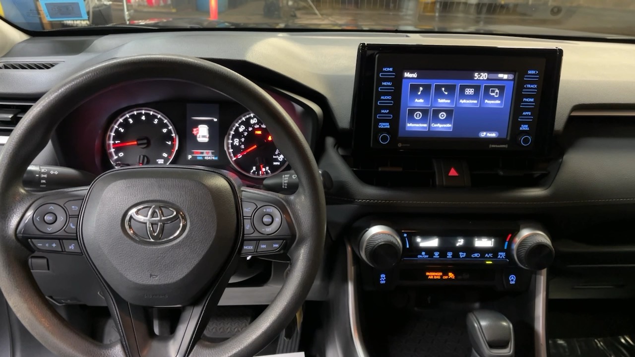 2020 Toyota RAV4 LE 31