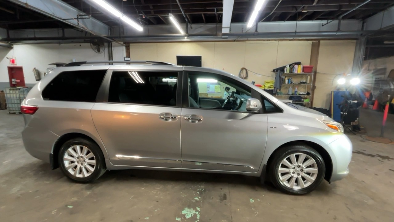 2017 Toyota Sienna Limited Premium 9