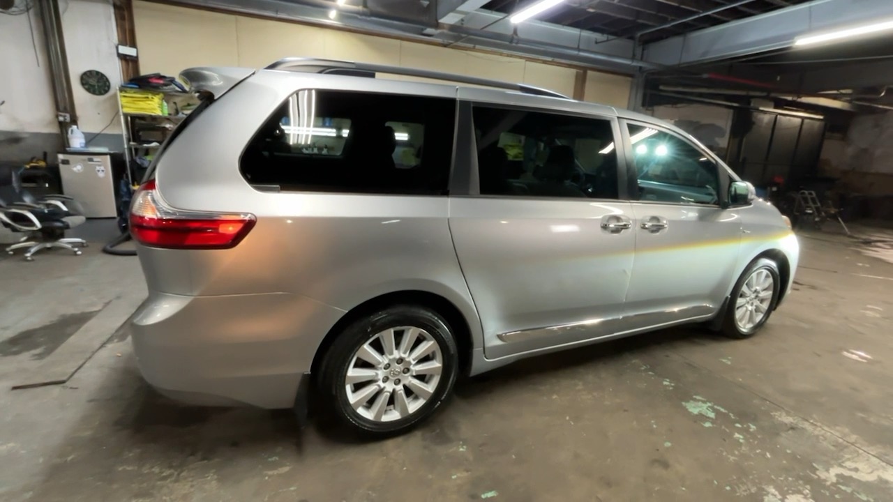 2017 Toyota Sienna Limited Premium 10