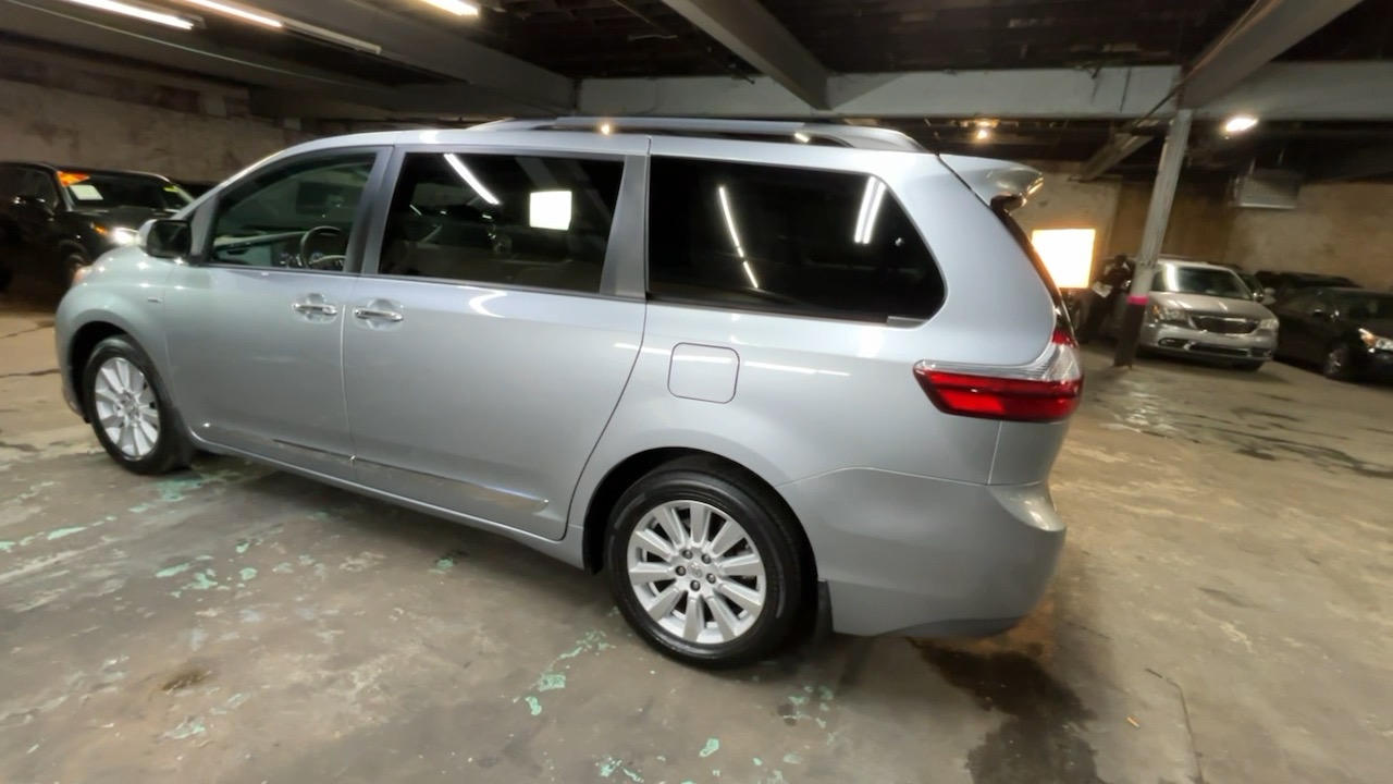 2017 Toyota Sienna Limited Premium 17