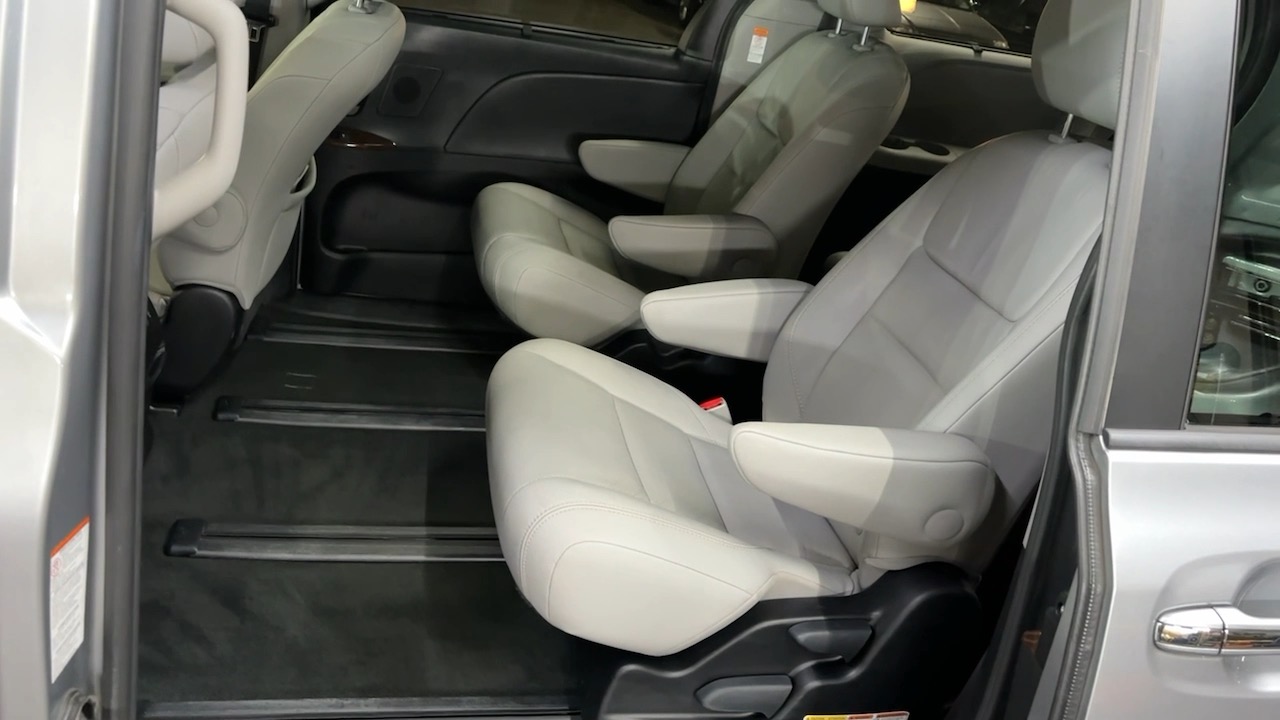 2017 Toyota Sienna Limited Premium 26