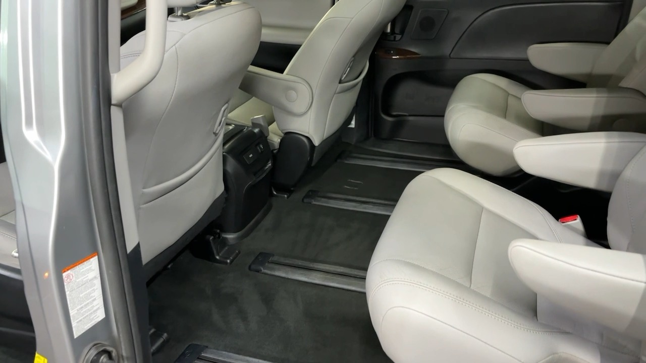 2017 Toyota Sienna Limited Premium 29