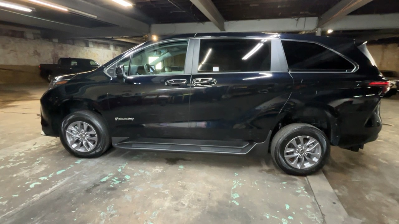 2024 Toyota Sienna LE 11