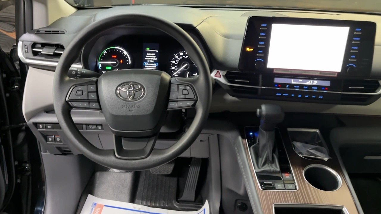 2024 Toyota Sienna LE 29