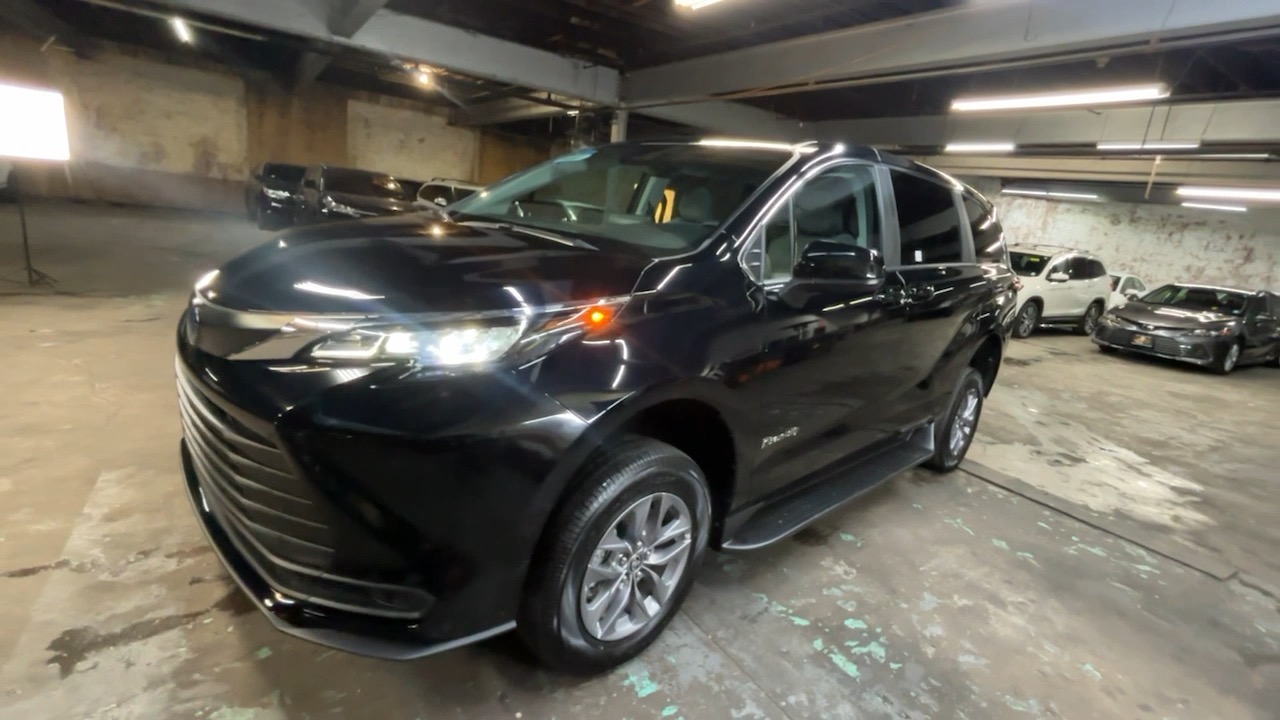 2024 Toyota Sienna LE 14