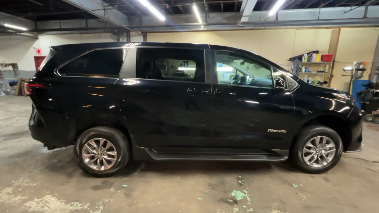 2024 Toyota Sienna LE 15