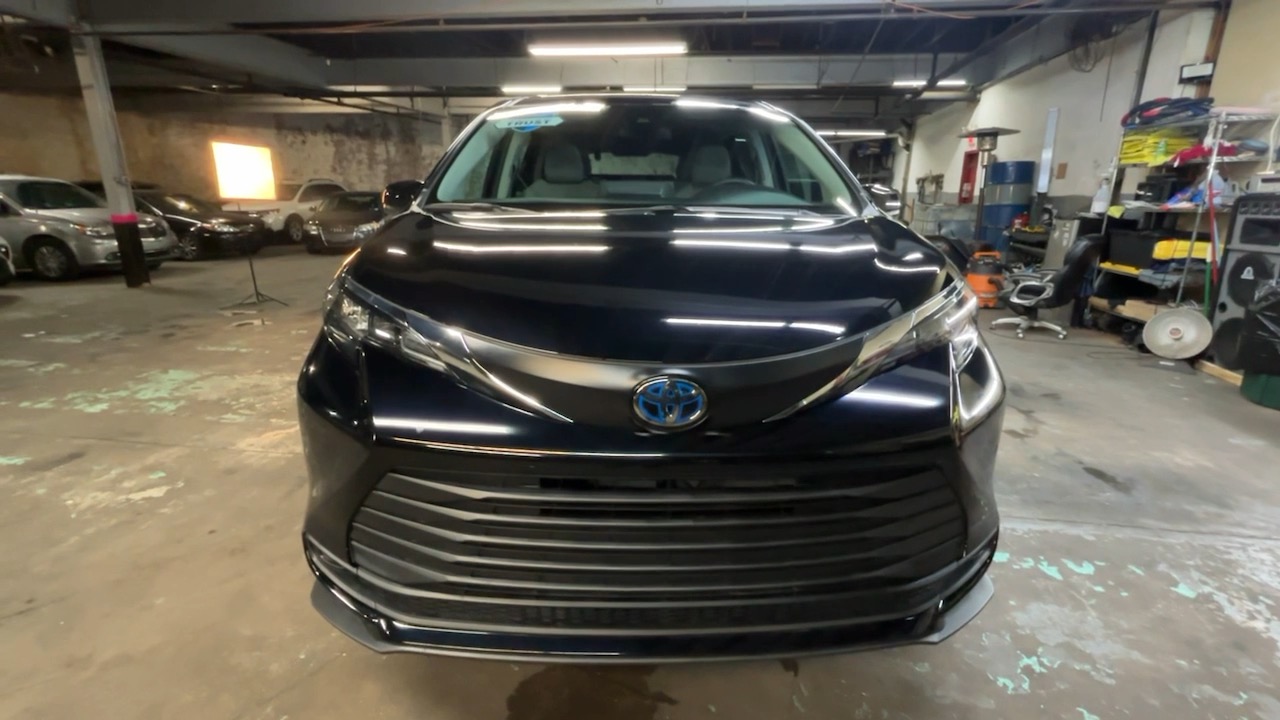 2024 Toyota Sienna LE 19