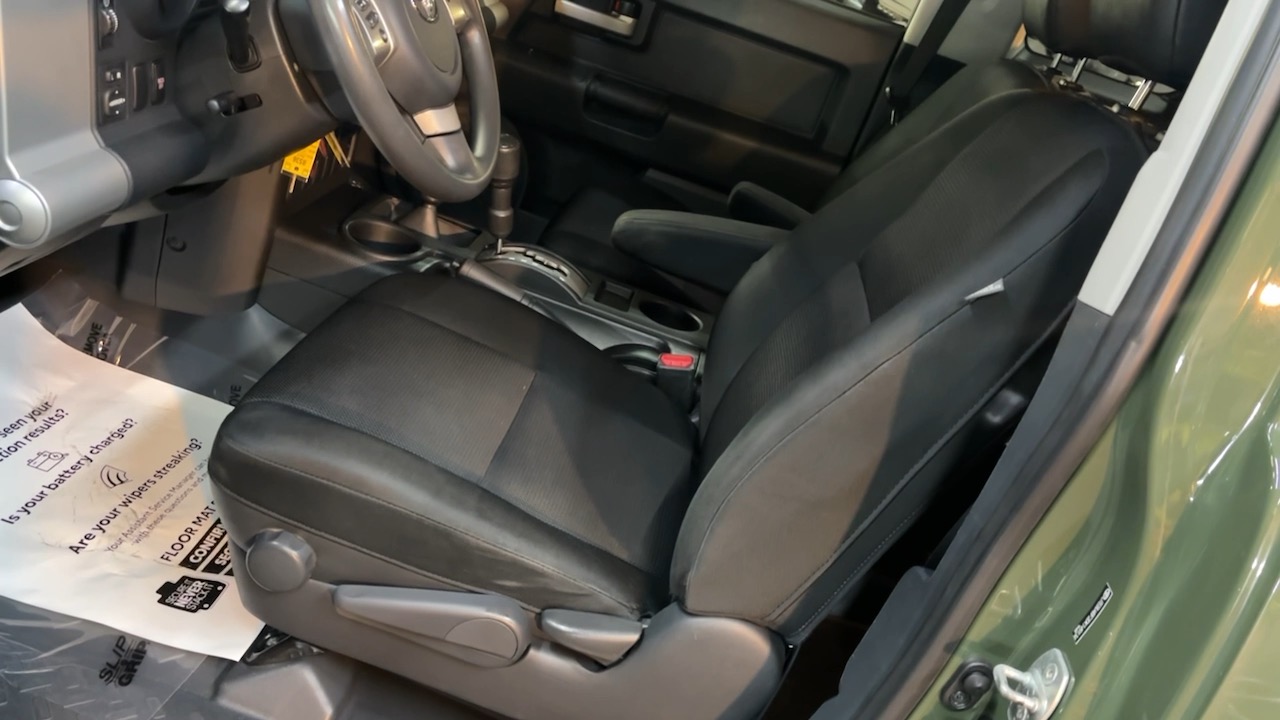 2013 Toyota FJ Cruiser Base 34