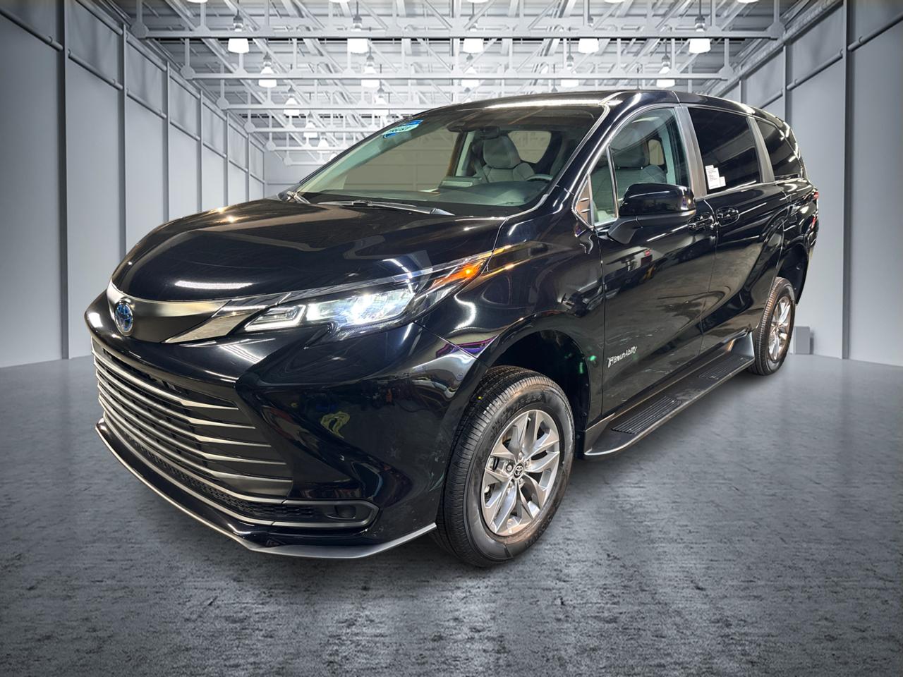 2024 Toyota Sienna LE 1