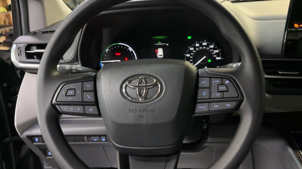 2024 Toyota Sienna LE 24