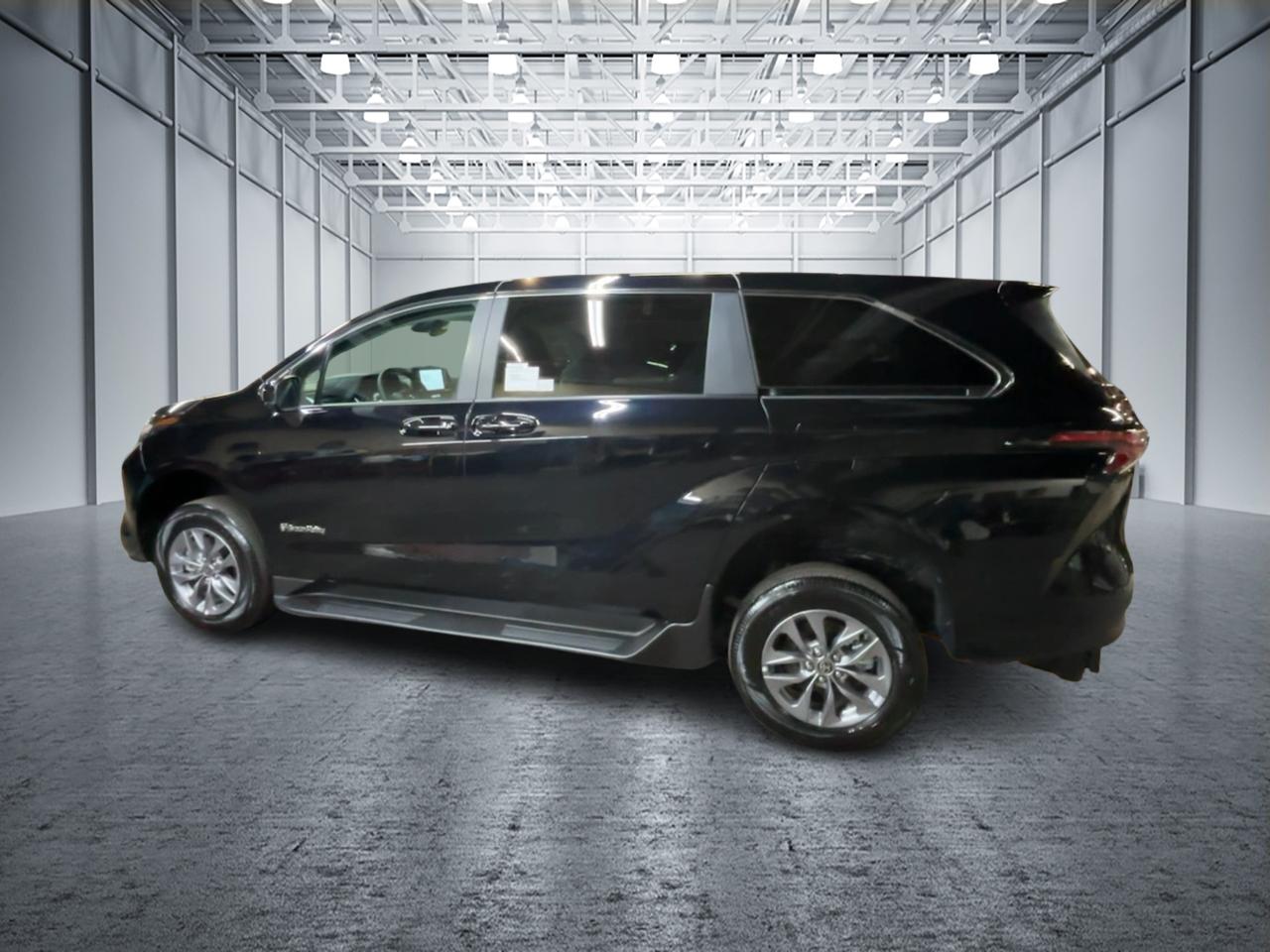 2024 Toyota Sienna LE 4