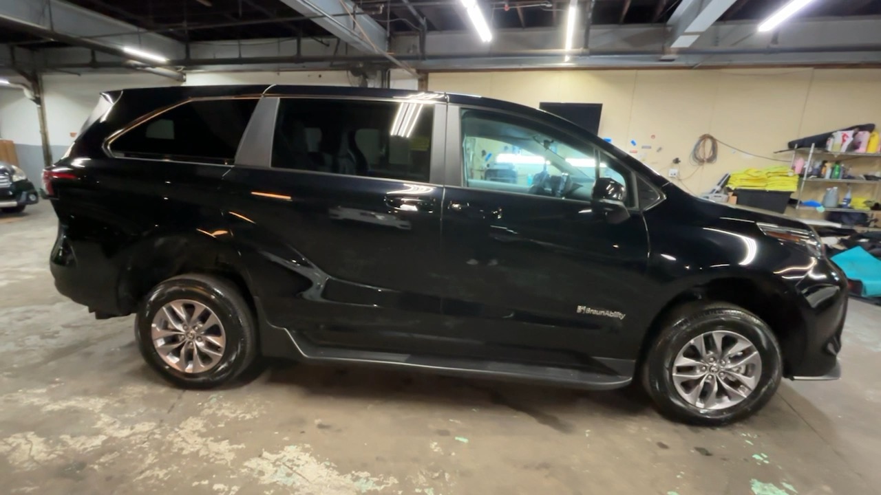 2024 Toyota Sienna LE 15