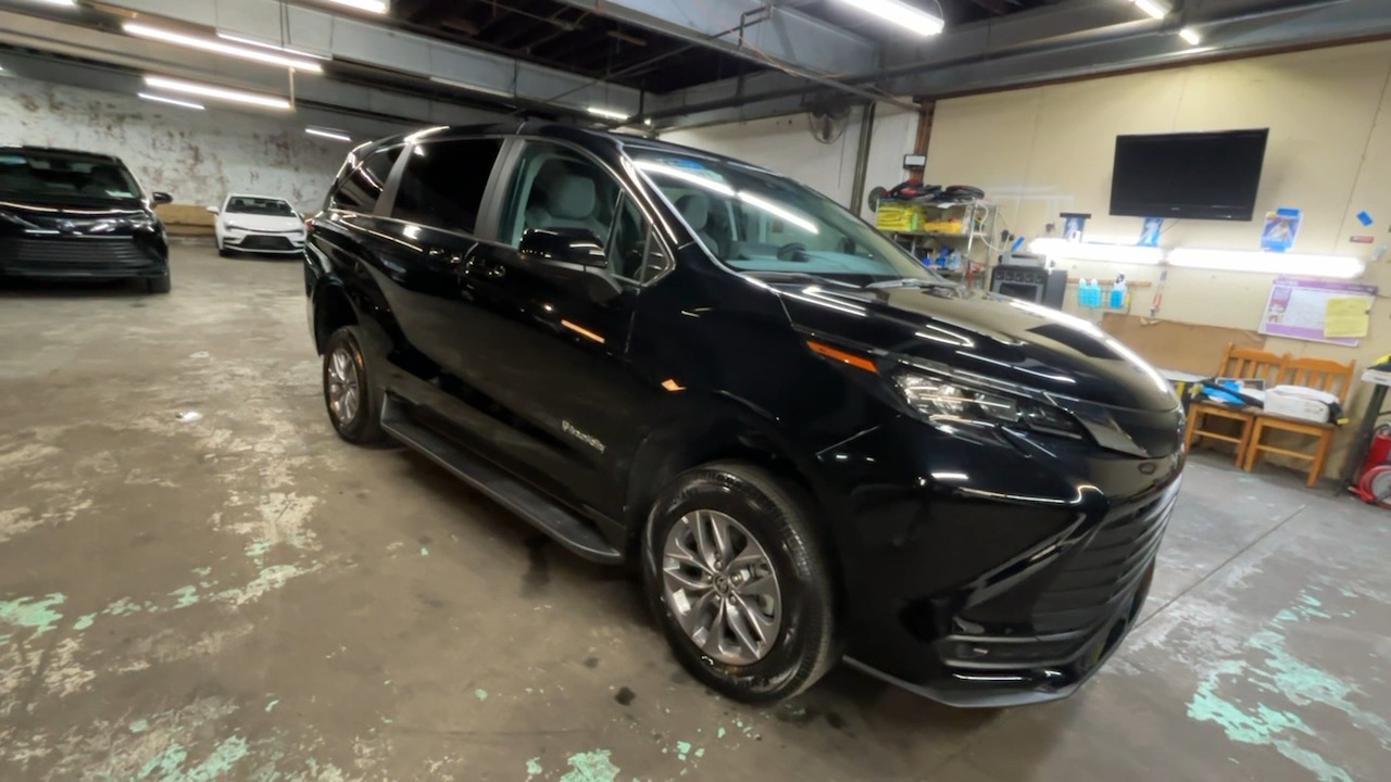 2024 Toyota Sienna LE 19