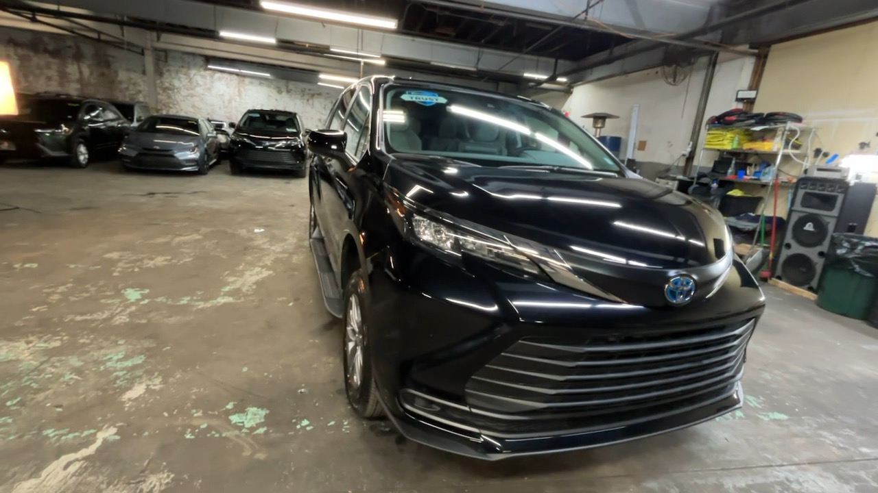 2024 Toyota Sienna LE 22