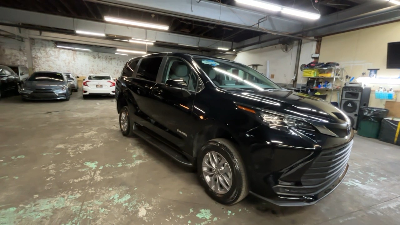 2024 Toyota Sienna LE 15