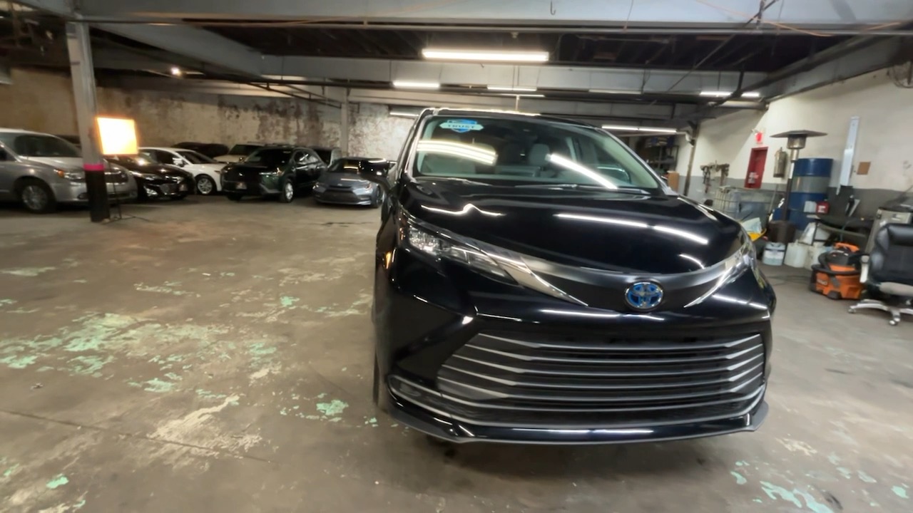 2024 Toyota Sienna LE 17