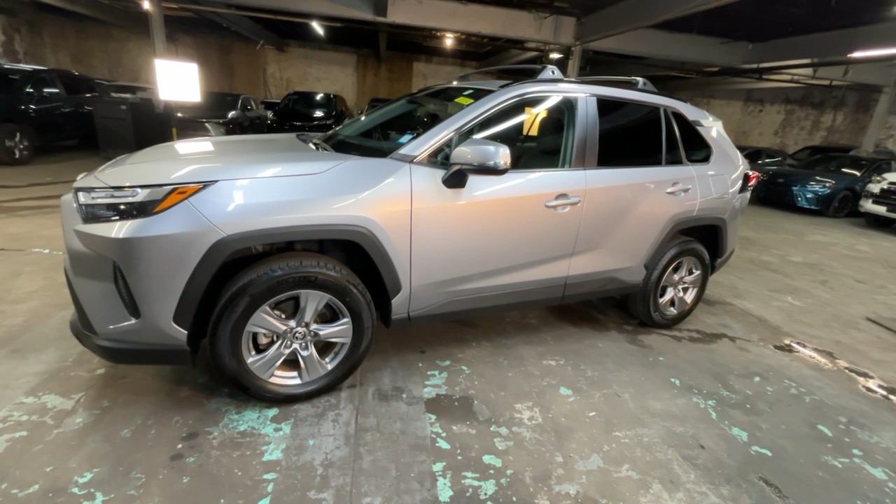 2022 Toyota RAV4 XLE 17