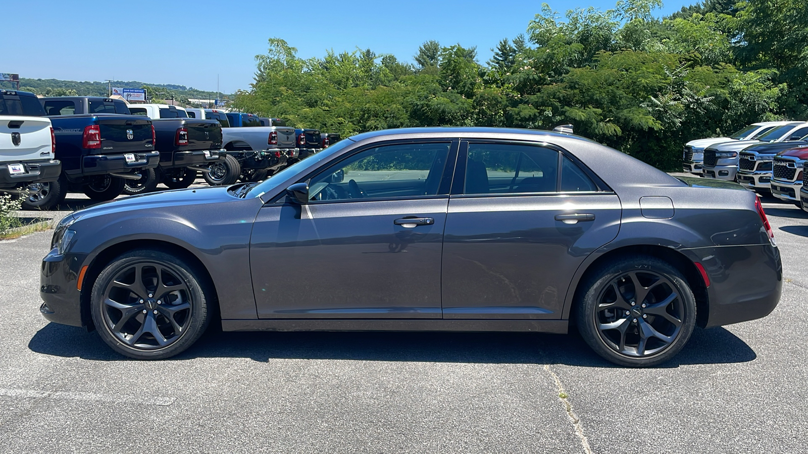 2023 Chrysler 300 Touring 3