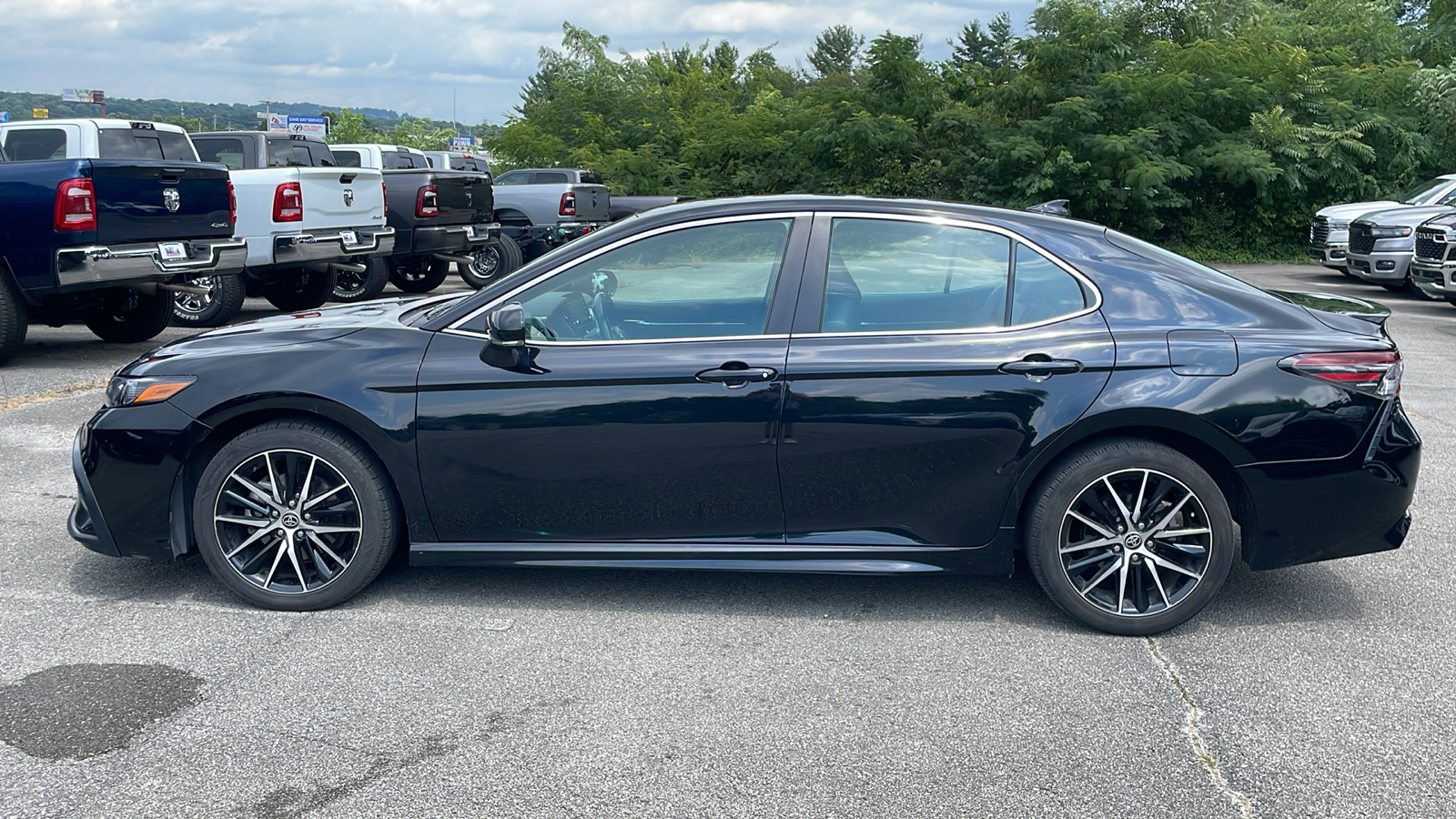 2023 Toyota Camry SE 3