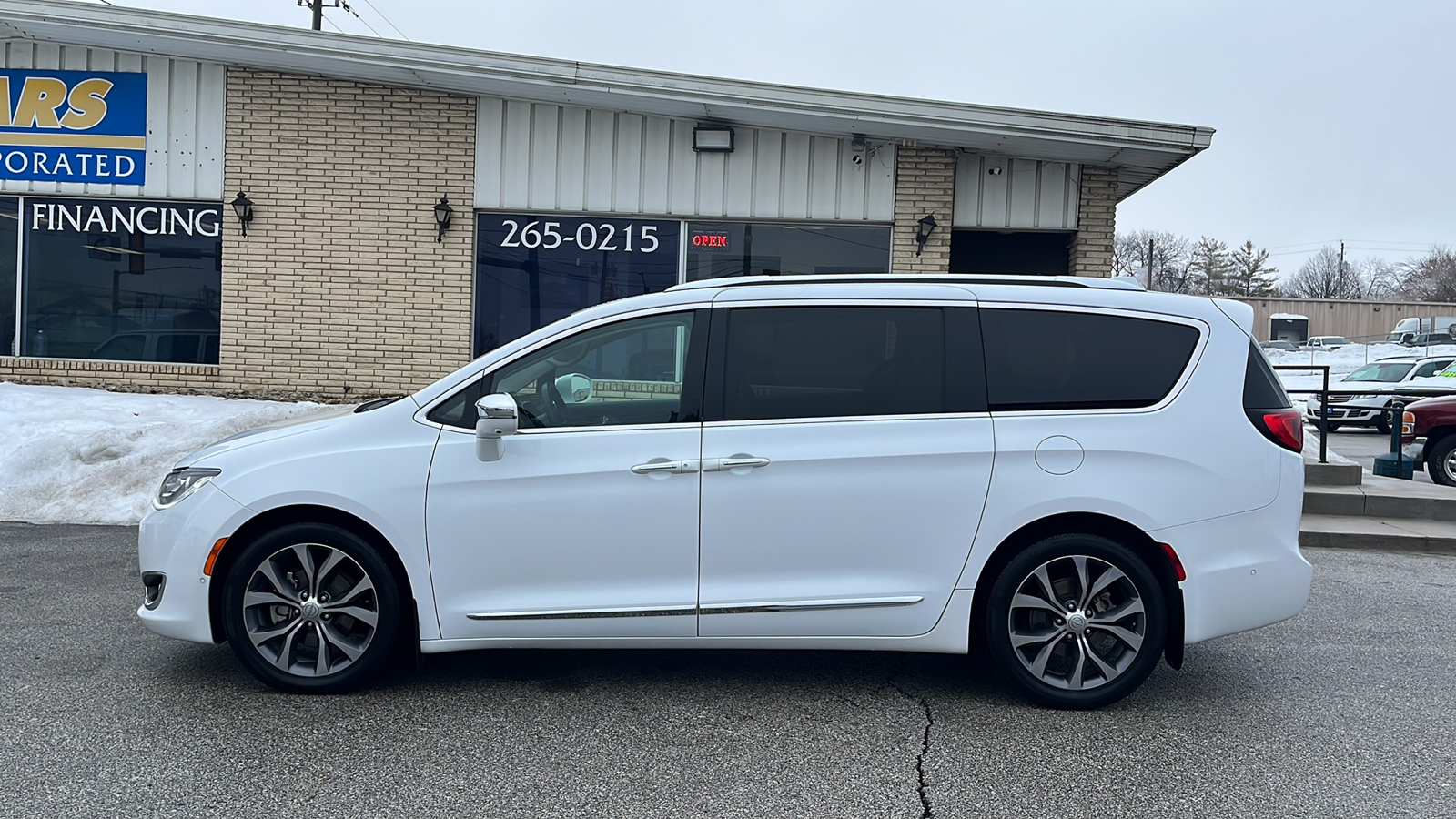 2017 Chrysler Pacifica Limited 1