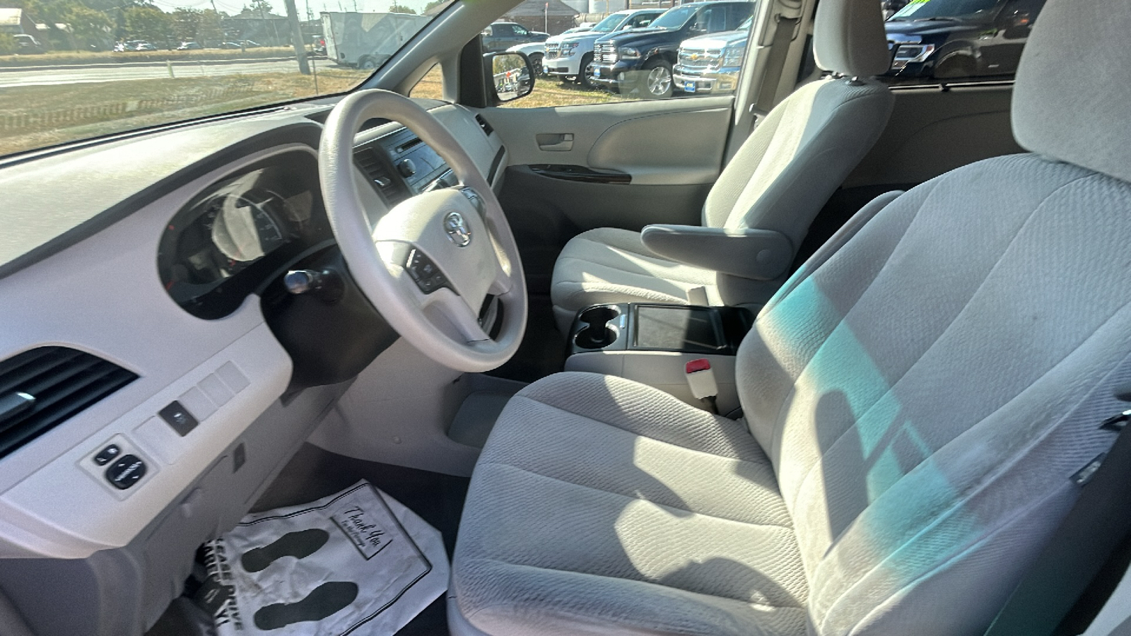 2014 Toyota Sienna LE 16