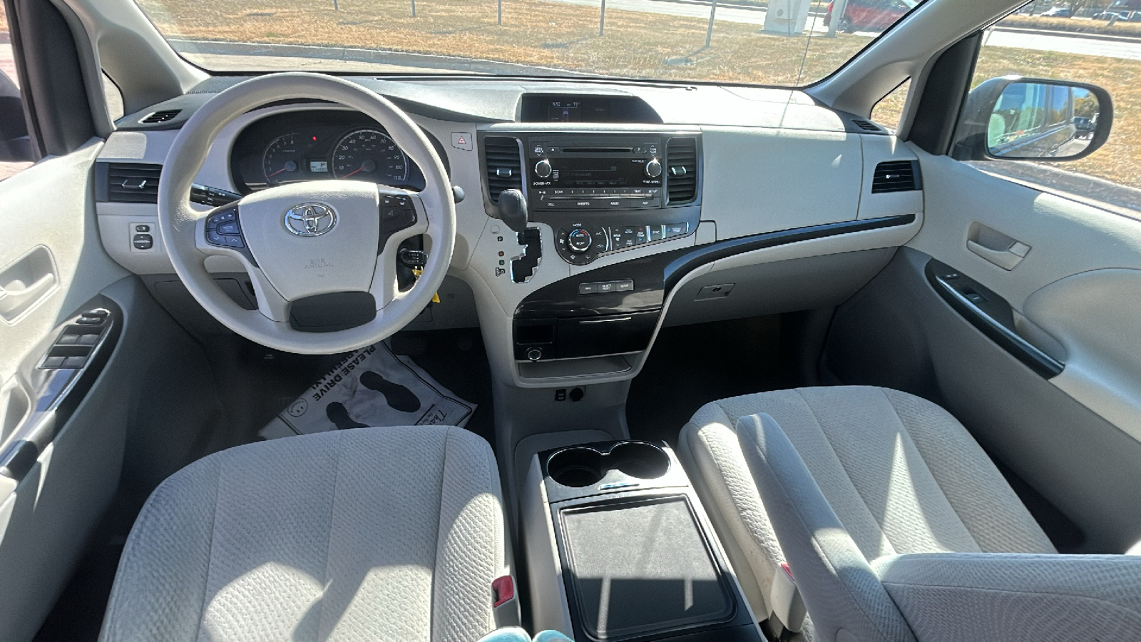 2014 Toyota Sienna LE 21