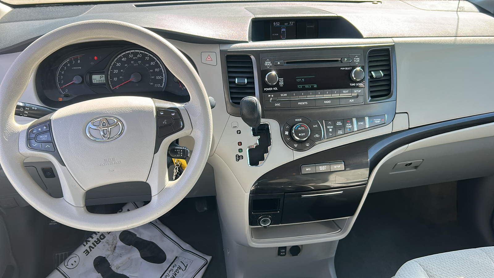 2014 Toyota Sienna LE 22