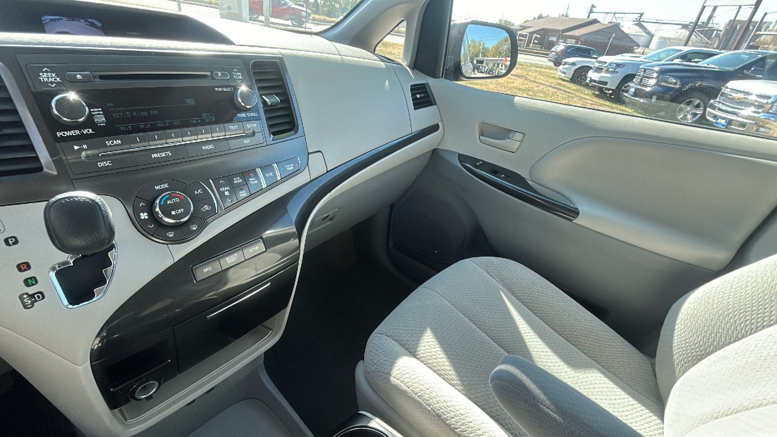 2014 Toyota Sienna LE 38