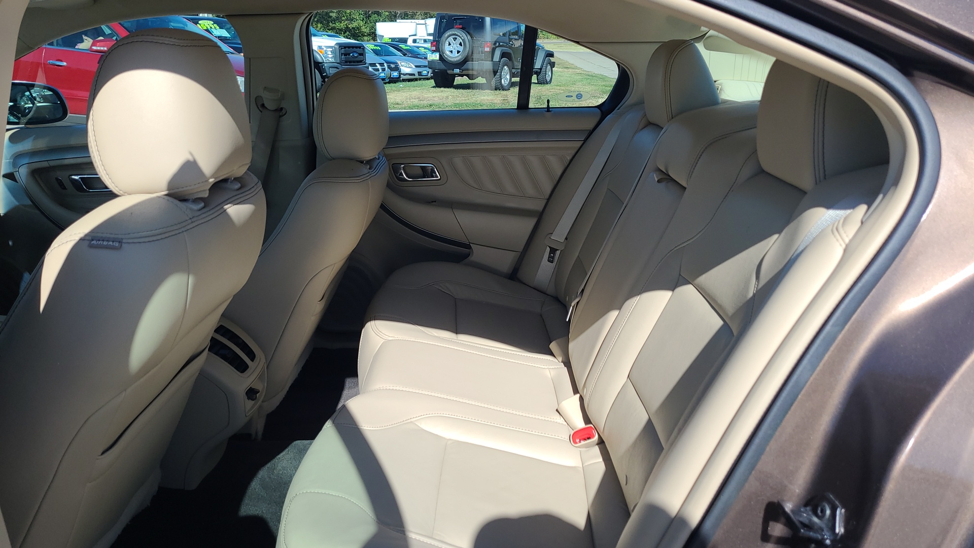 2015 Ford Taurus SEL 23