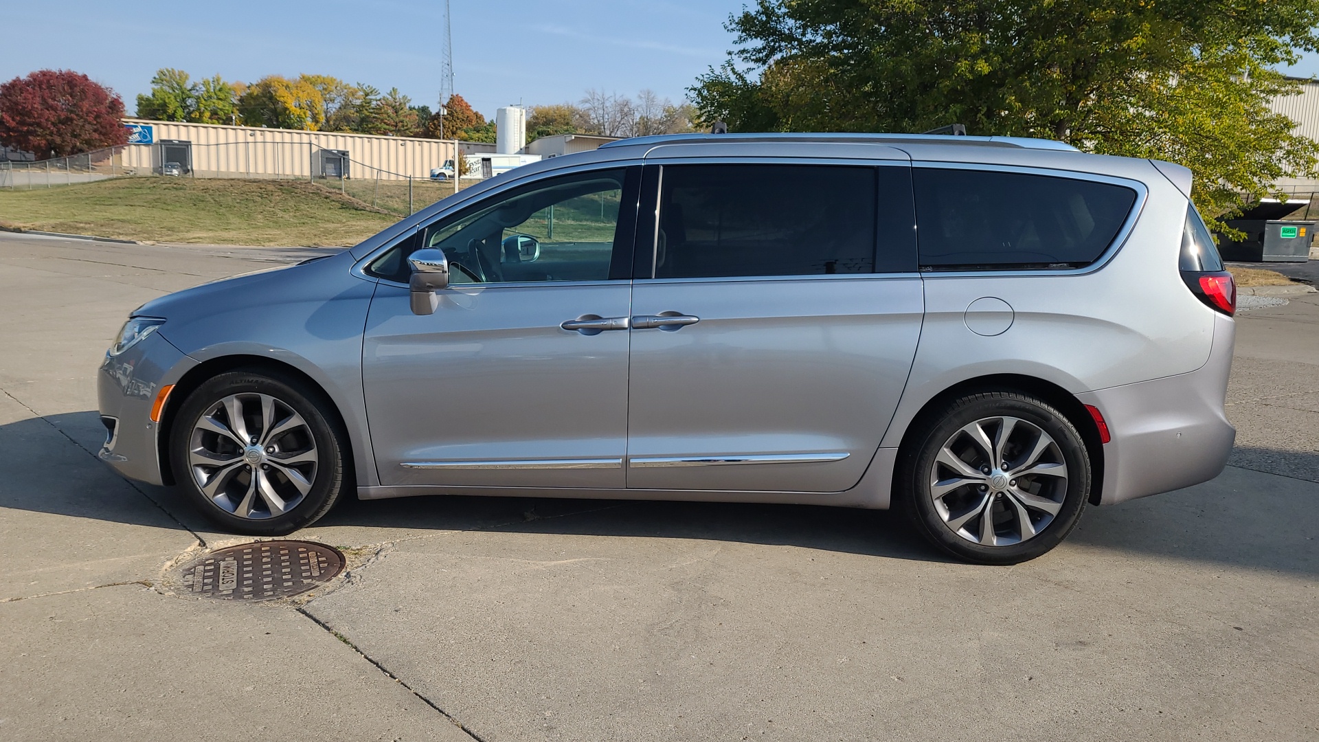 2018 Chrysler Pacifica LIMITED 1