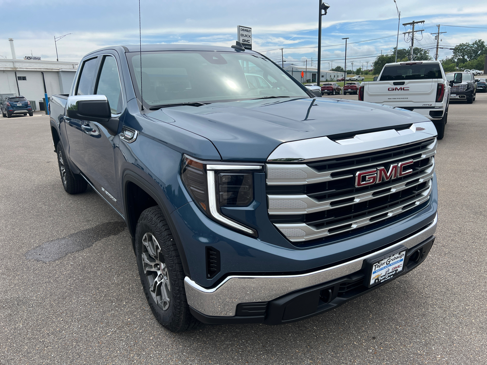 2024 GMC Sierra 1500 SLE 2