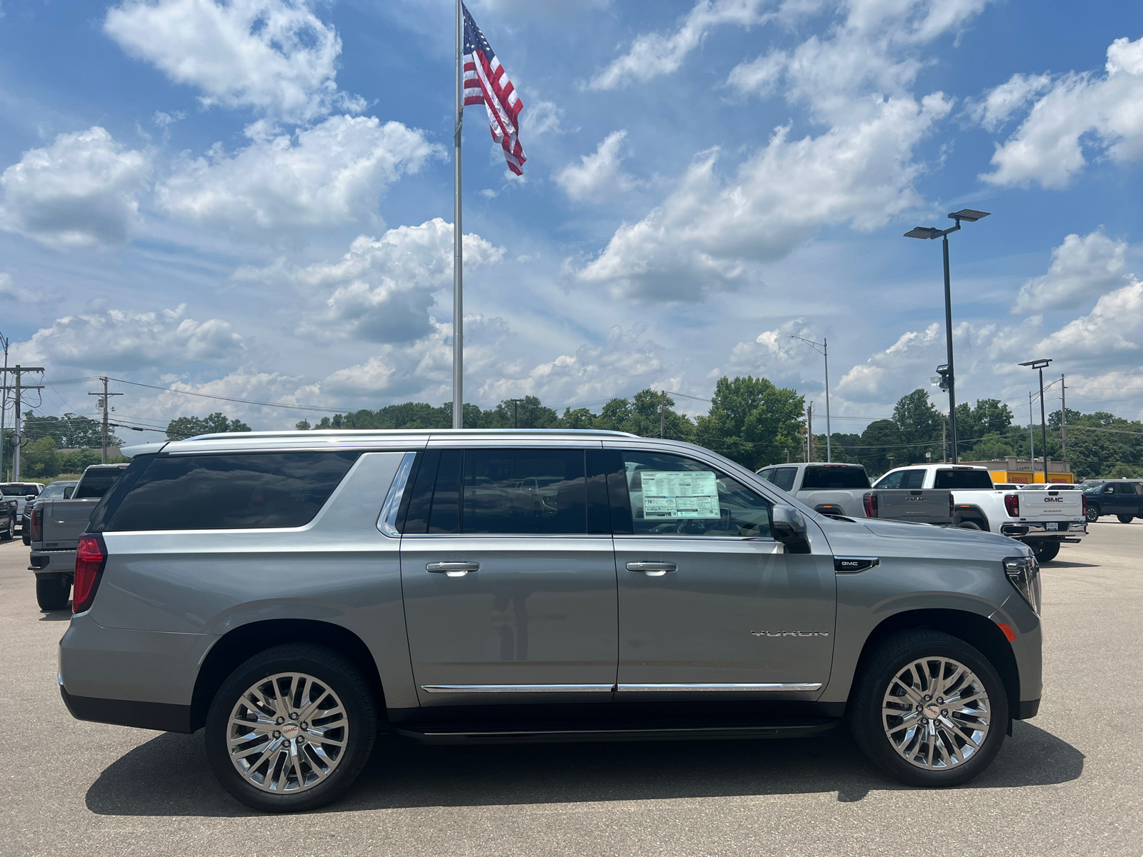 2024 GMC Yukon XL SLT 18