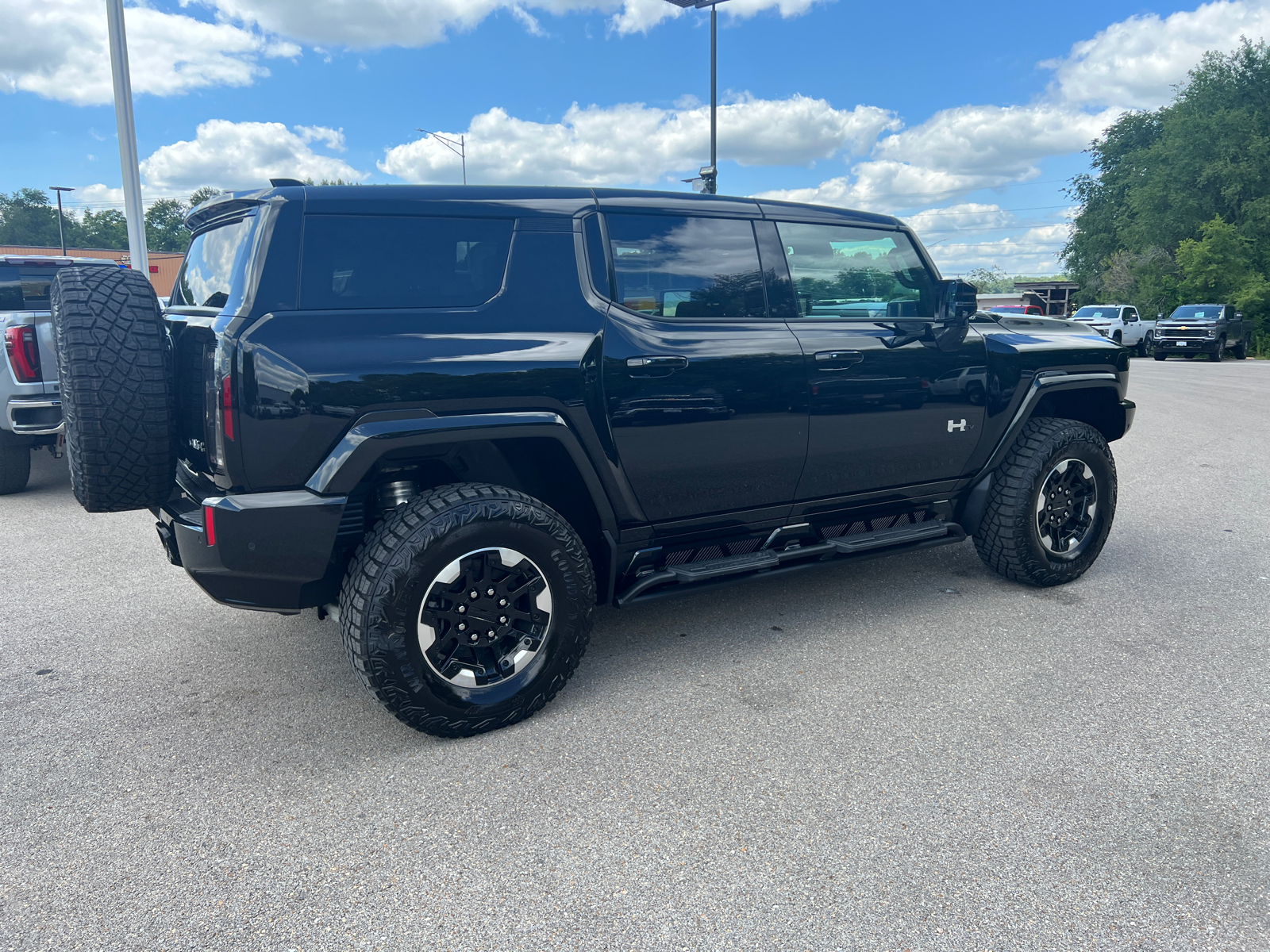 2024 GMC HUMMER EV SUV 2X 18