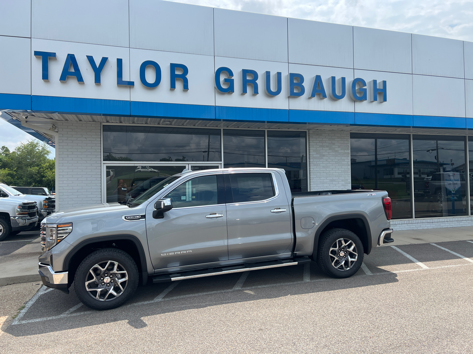 2024 GMC Sierra 1500 SLT 1