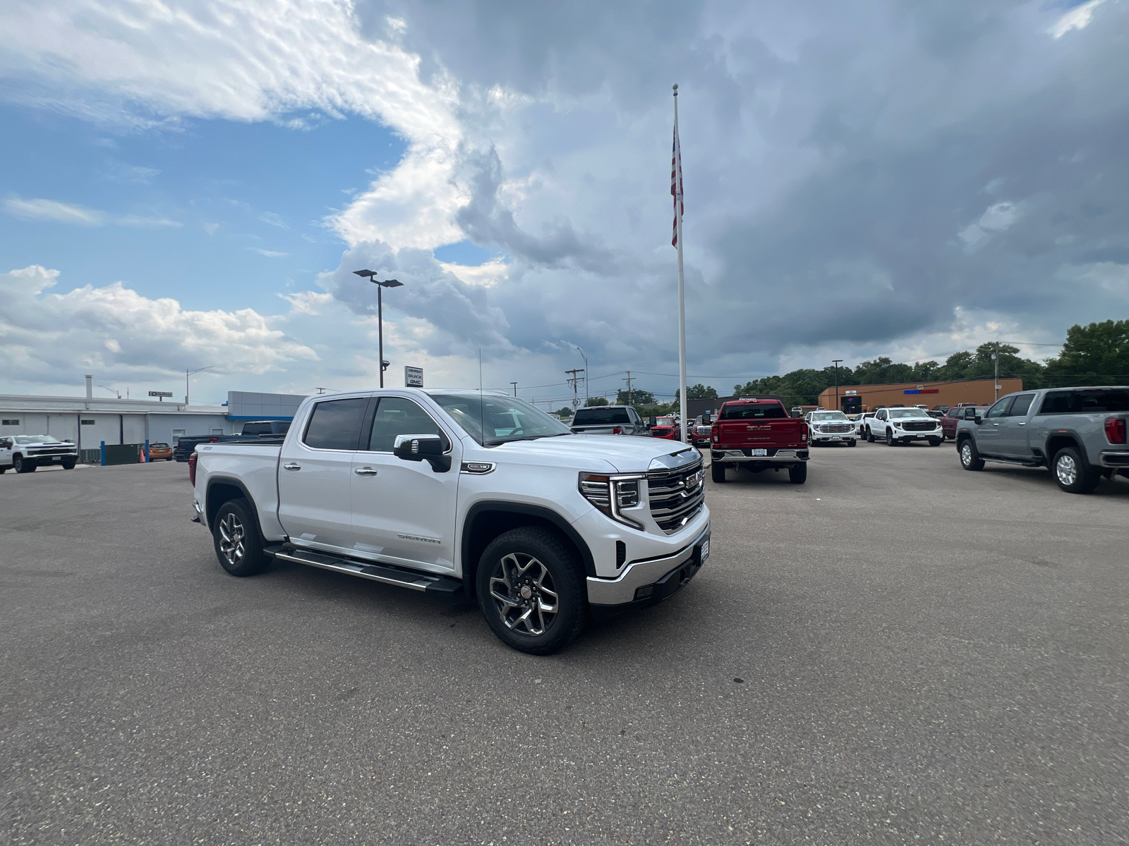 2024 GMC Sierra 1500 SLT 2