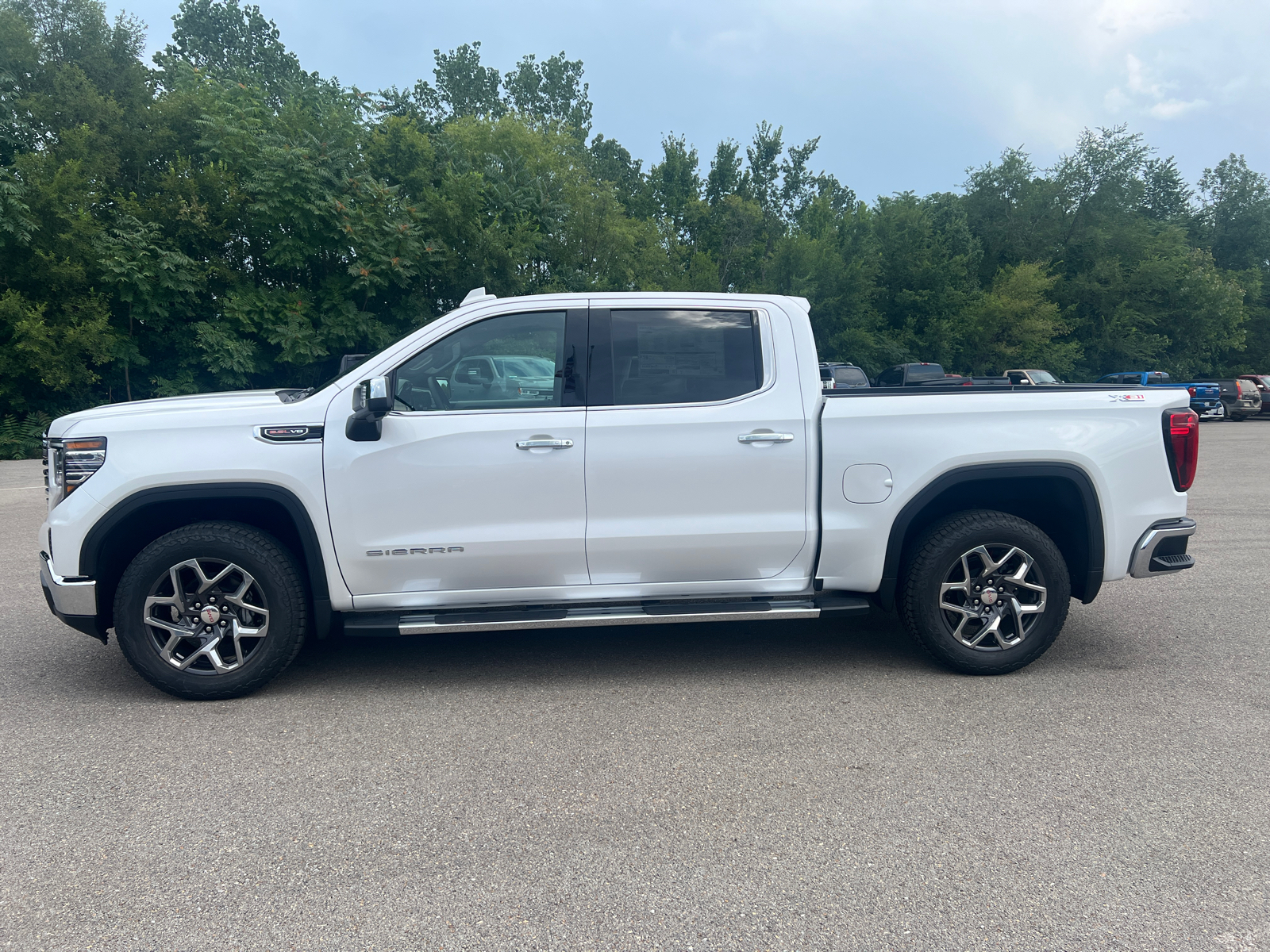 2024 GMC Sierra 1500 SLT 8