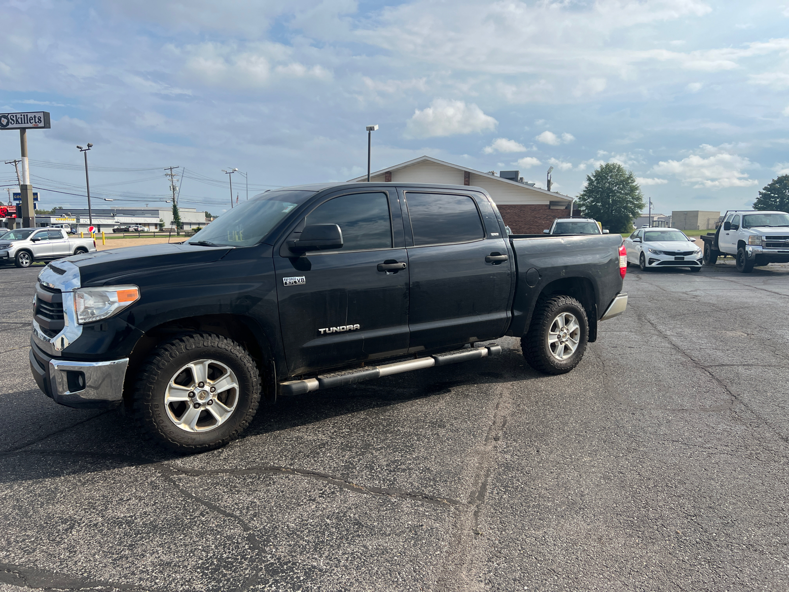 2015 Toyota Tundra 4WD Truck  4