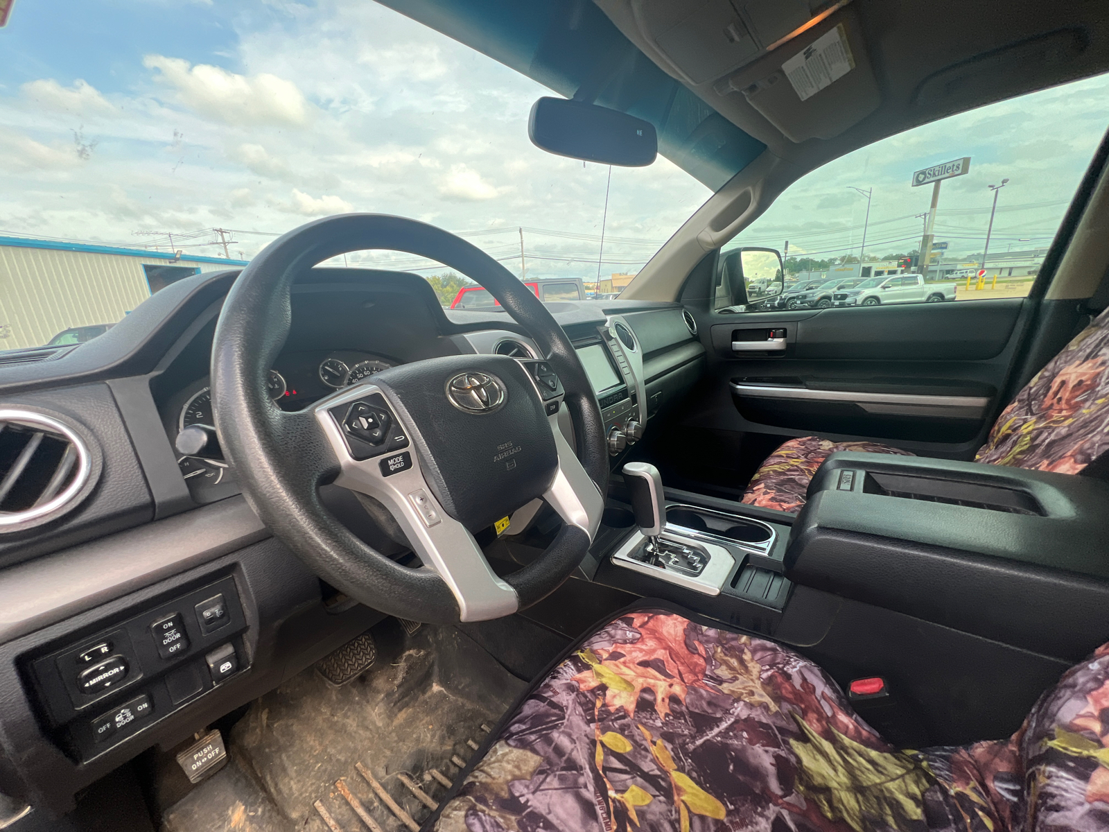 2015 Toyota Tundra 4WD Truck  12